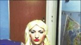 Crossdresser croata em um vestido empurrando e gozando snapshot 1