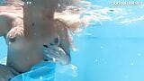 Heiße blonde MILF Lisi Kitty mit dicken Titten schwimmt nackt snapshot 10