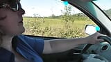 Geen slipje in het openbaar. Openbare naaktheid. Sexy blonde milf rijdt in auto zonder slipje onder rok. Naakt in het openbaar. Grote natuurlijke tieten snapshot 11