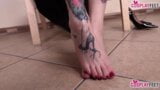 Suora tatuata si toglie i collant e usa i piedi per eccitarti snapshot 17