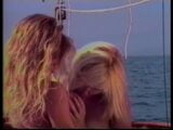 Des partenaires lesbiennes blondes sucent et baisent sur un bateau snapshot 6