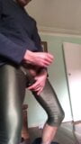 Grosse éjaculation dans un legging brillant snapshot 9