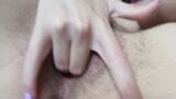 Grote clitoris harige kut close-up vingeren snapshot 4