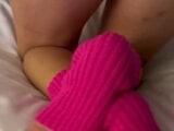 Dedilhando minha buceta peluda de quatro, milf solo pornô em leggings rosa snapshot 5