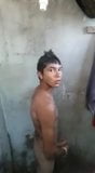 若いラテン人がシャワーを浴びる snapshot 4
