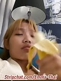 Emma thai gioca con la banana e provoca sexy in uno spettacolo di webcam dal vivo snapshot 7