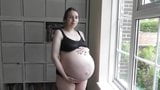 Énorme ventre de femme enceinte avec des jumelles snapshot 3