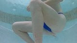 Tanga azul pura na piscina snapshot 5