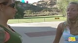 जिंजर हसीना अपनी चूत चाटने के लिए घर ले जाने से पहले अजनबी को उठाती है snapshot 4