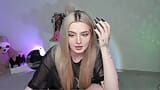 Stoute blondine zingt op stream snapshot 14