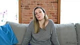 Une tapette mariée pratique la pipe - Clara Dee, coaching masturbatoire snapshot 5