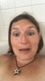 Jouer avec mes pubis et ma chatte dans le bain snapshot 1