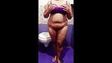 Une bhabhi desi indienne sexy suce la bite de son devar après une douche nue snapshot 7