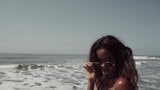 黒い砂のビーチのプトゥリ・シンタ snapshot 5