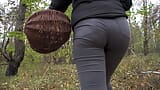 Milf in spandex spijkerbroek loopt buitenshuis met zichtbare pantylijn snapshot 8