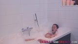 Solo care face baie cu transexuală snapshot 5