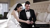 Péchés des jours modernes - le marié encule la mariée italienne Valentina Nappi le jour de son mariage + plug anal à distance snapshot 5