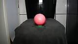 Un trou rouge avale une boule rose snapshot 1