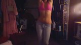 Une fille sexy en legging danse sur les hanches, ne ment pas snapshot 6