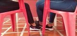 2 filles adorables montrent leurs pieds tout juste sortis de leurs baskets snapshot 2