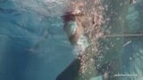 Zabawa nagie dziewczyny stają się niegrzeczne w basenie snapshot 15