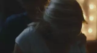 U jojalarning mayolarini kiyib oladi