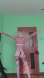 18-årig tjej gör en naken dansshow i en sensuell striptease snapshot 8