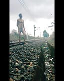 Stříkání velkého čůráka na železniční trati, sexy muži snapshot 8