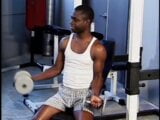 Fit negro semental consigue su polla en el gimnasio snapshot 1