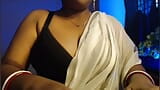 सेक्सी हॉट लड़की अपने स्तन दिखाती है और सेक्स का मजा लेने के लिए चूत को रगड़ती और चूत में उंगली करती है। snapshot 1