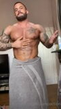 Unbeschnittener Bodybuilder nach der Dusche snapshot 4