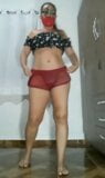 Trinitybr - perra caliente bailando en pantalones cortos rojos transparentes snapshot 1