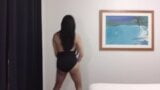 Solo sexy ladyboy die een dansoefening doet snapshot 11