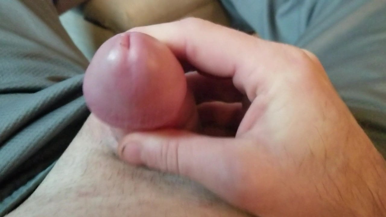 Sissy dörzsöli az apró csikló cumizását