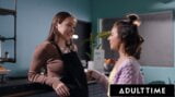 Adult time - ¡las adolescentes lesbianas Hazel Moore y Aria Valencia prueban el sexo público en un café! snapshot 4