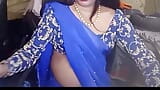 Indische travestiet in blauwe saree snapshot 4