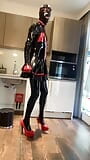 Alice Latexy, modèles en talons aiguilles et latex noir et rouge (alias latexdesires) snapshot 6