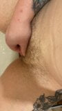 Ftm grote clitoris aftrekken onder de douche snapshot 3