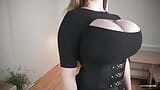 Enormes tetas en fantasía nocturna: posando y provocando en pequeño vestido negro snapshot 3