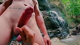 Strapon - gata sexy está fodendo o namorado pela primeira vez em público ao lado de uma cachoeira 💦? O sonho de metendo! snapshot 3