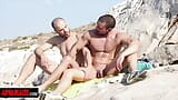 Alphamales.com - nudistas disparan en el aire snapshot 3