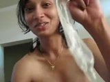 Indisch meisje speelt met condoom snapshot 6