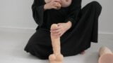 Nymphomanische Nonne und riesige Dildos snapshot 3