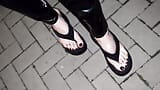 Chanclas y látex snapshot 1