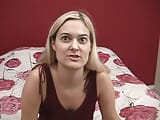 Impresionante puta rubia se folla en la cama snapshot 1