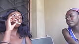 Lésbica negra fumando snapshot 3