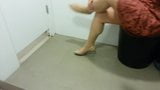 Beige lakleren pumps met panty -teaser 23 snapshot 2