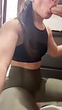 Nach dem Fitnessstudio ist das beste Training nach dem Training ein guter tiefer Blowjob, Gigimoon lutscht den Schwanz ihres Freundes sehr lecker in der Küche zu Hause snapshot 2