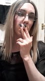 Sissy bionda che fuma snapshot 9