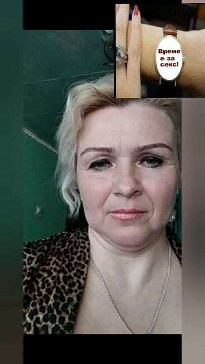 Orosz nő levetkőzik a kamera előtt és maszturbál